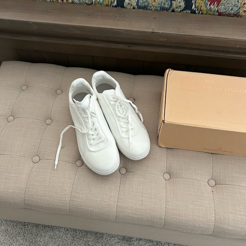 Vivaia Sneakers Women’s 10.5/Men’s 9.0 size